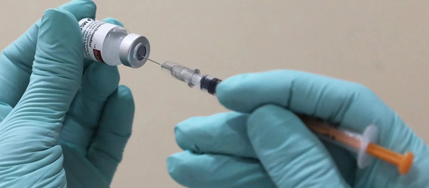 Γαλλία: Υποχρεωτικός εμβολιασμός από Σεπτέμβριο αν δεν έχει κάνει μια δοση ως τότε το 80%